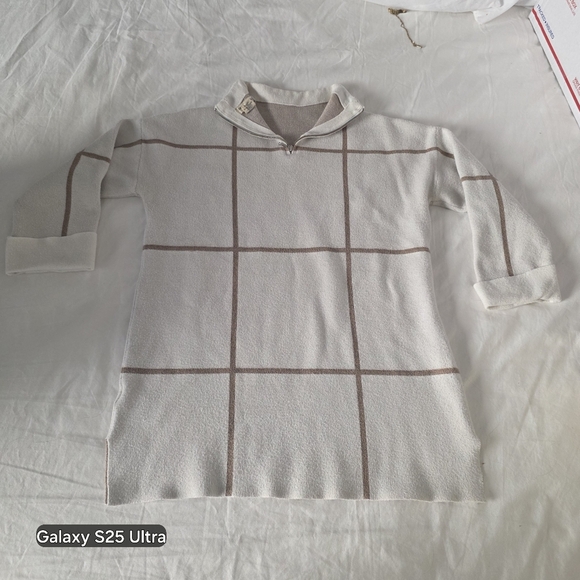 Christian Siriano Cream and Beige Mock Neck Sweater Size Small. - Picture 8 of 8